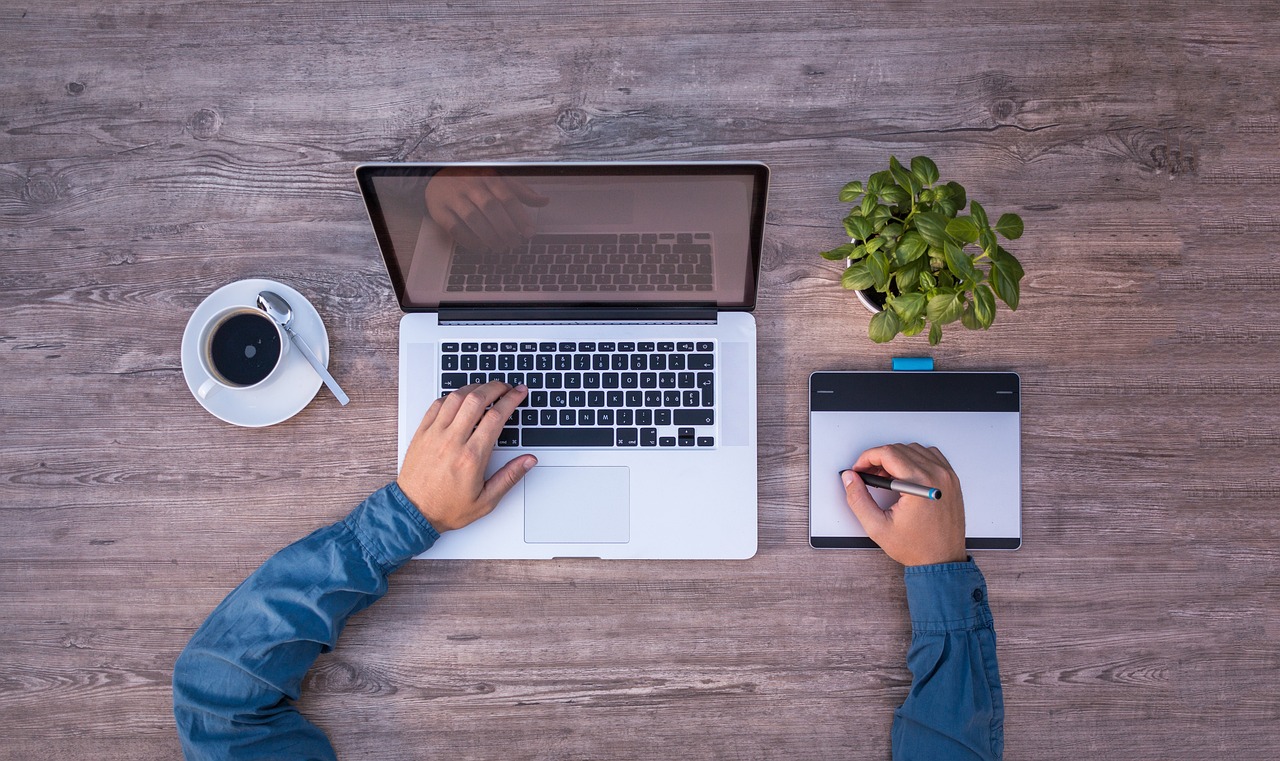 Kompiuterinė technika: kaip ji formuoja šiuolaikinį darbą, mokymąsi ir kasdienį gyvenimą